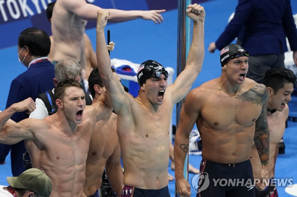 남자 혼계영 400ｍ 우승에 동료들과 기뻐하는 드레슬(오른쪽).