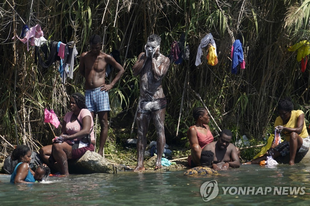 APTOPIX Border Migrant Camp