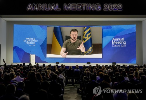 (다보스 AP=연합뉴스) 볼로디미르 젤렌스키 우크라이나 대통령이 23일(현지시간) 스위스 다보스에서 열린 세계경제포럼(WEF) 연차총회인 다보스포럼에서 화상으로 연설하고 있다. 2022.5.23 photo@yna.co.kr