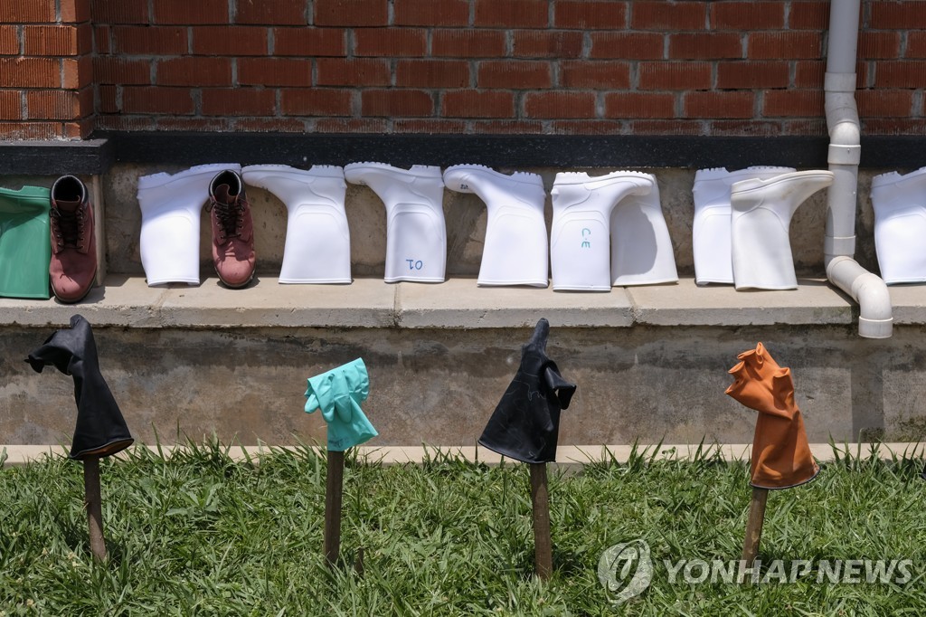 우간다 에볼라 보호장구 건조 중
