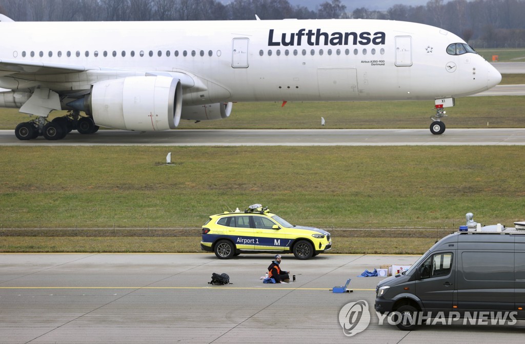 '과격' 기후활동가들, 베를린·뮌헨공항 활주로 또 난입 시위