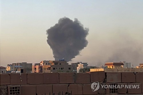 이드 알피트르 첫날인 21일 수단 수도 하르툼 시내에서 폭격으로 연기가 치솟는 모습.