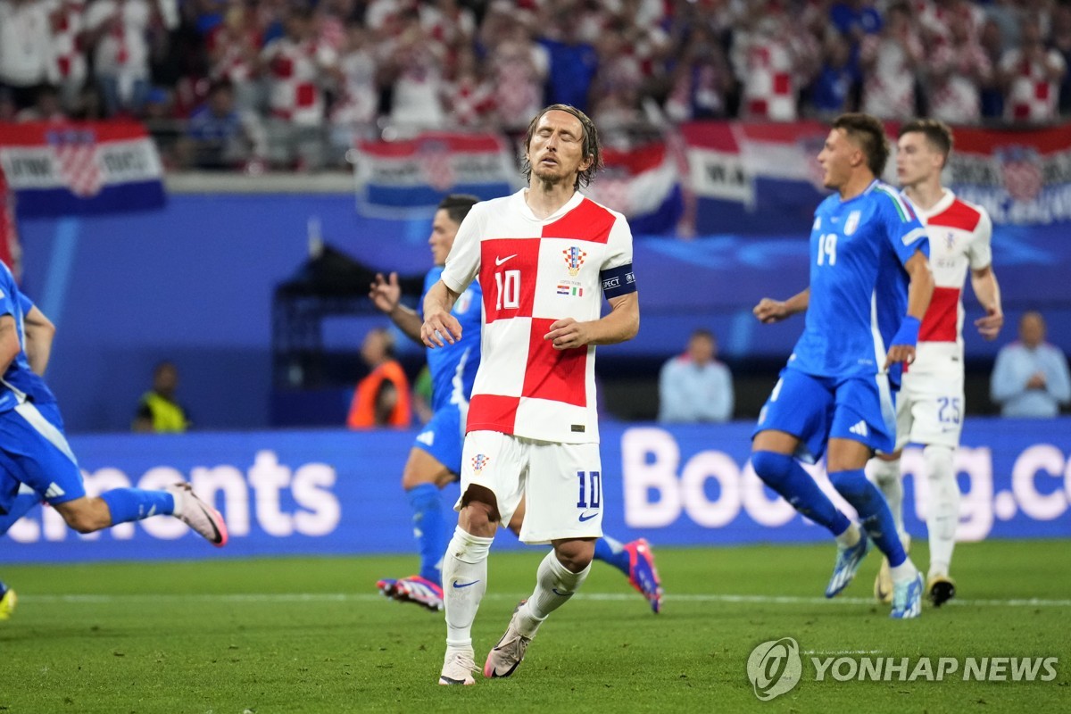 페널티킥 실축에 아쉬워하는 크로아티아의 루카 모드리치