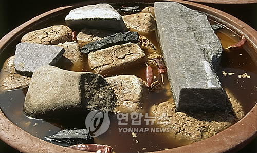 147675-순창 고추장 민속마을 - 숯과 통고추 넣은 간장