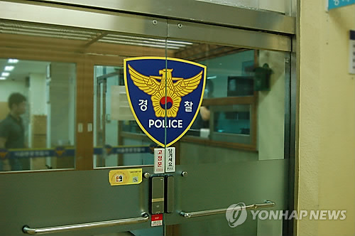 경찰 이미지(배경 글씨, 사람 얼굴 블러 처리)