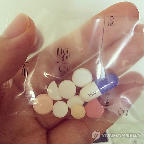 약 봉지 속에 든 알약