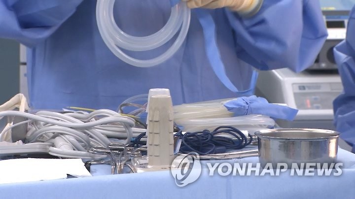 병원장 퇴근하면 총무과장이 마무리 봉합수술 - 1