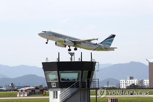 김해공항 이륙하는 에어부산 항공기