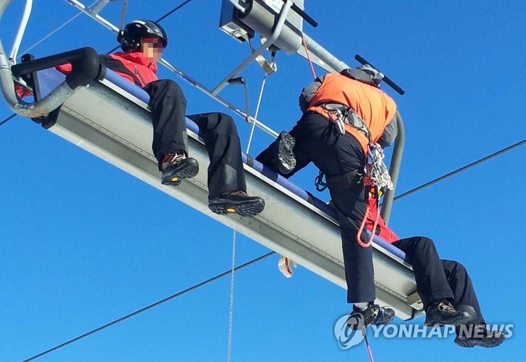 스키장 안전사고 주의…리프트 이용객 구조