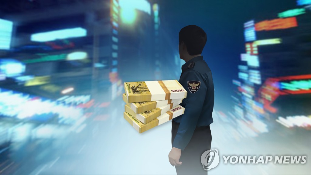 뇌물수수 경찰관, 대포폰 13대 사용…조폭 연관성도 수사 (CG)