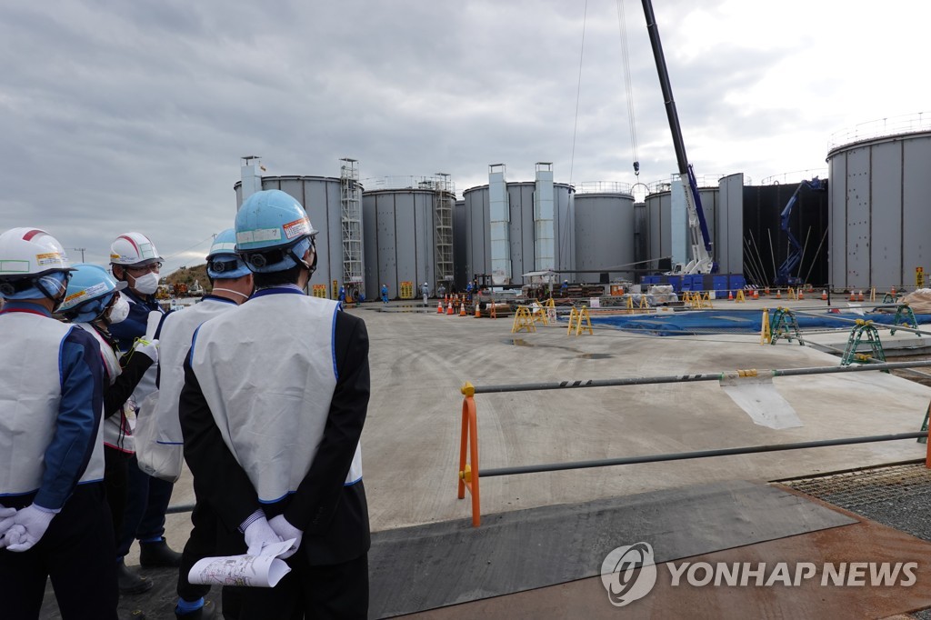 후쿠시마 제1원전 구내 오염수 저장 탱크 건설 현장을 둘러보는 방문객들
