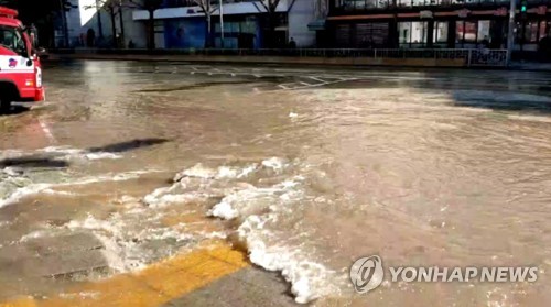 서울 종로구 숭인동서 상수도관 파열 인근 도로 30m 침수