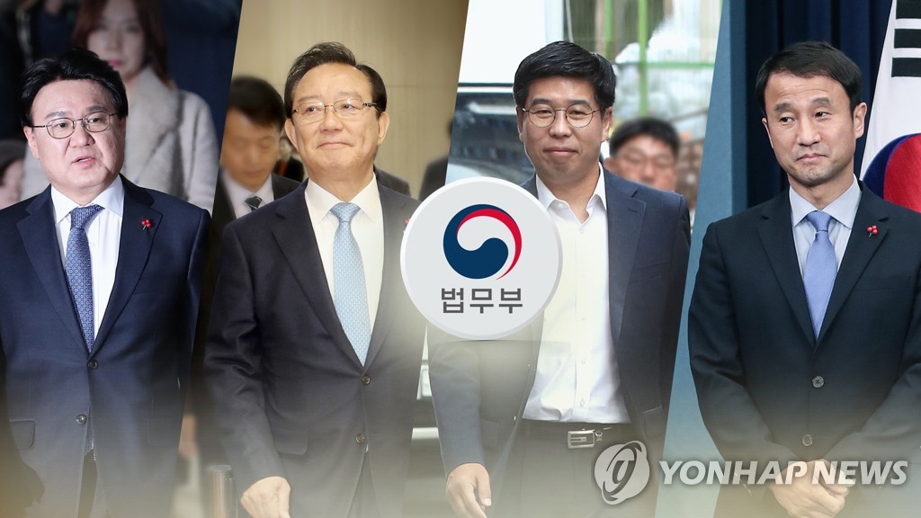 법무부 '靑 선거개입' 13인 공소장 비공개 논란 (CG)