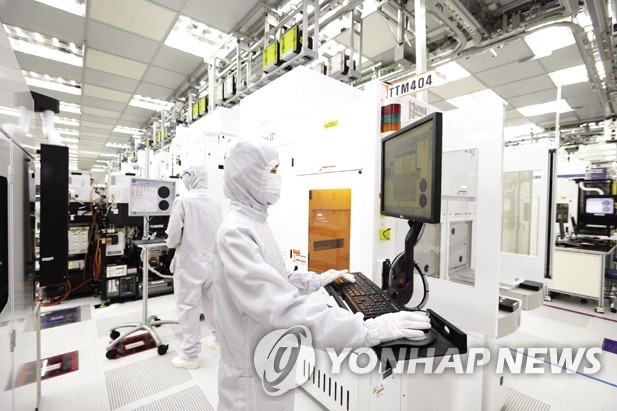 This undated photo provided by SK hynix Inc. shows workers at the company's chip plant in Icheon, south of Seoul. (PHOTO NOT FOR SALE) (Yonhap)