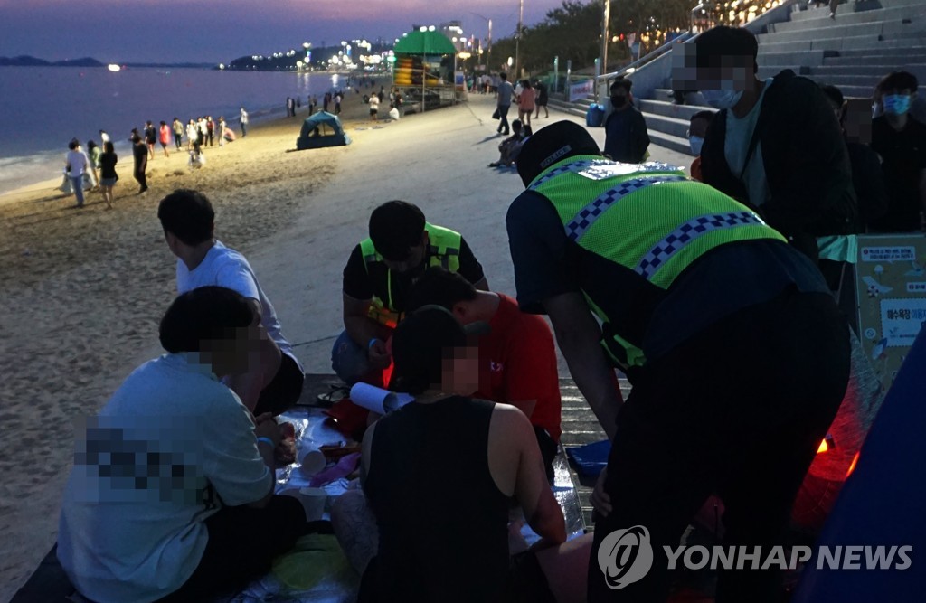 대천해수욕장서 야간 음주 단속하는 합동단속반