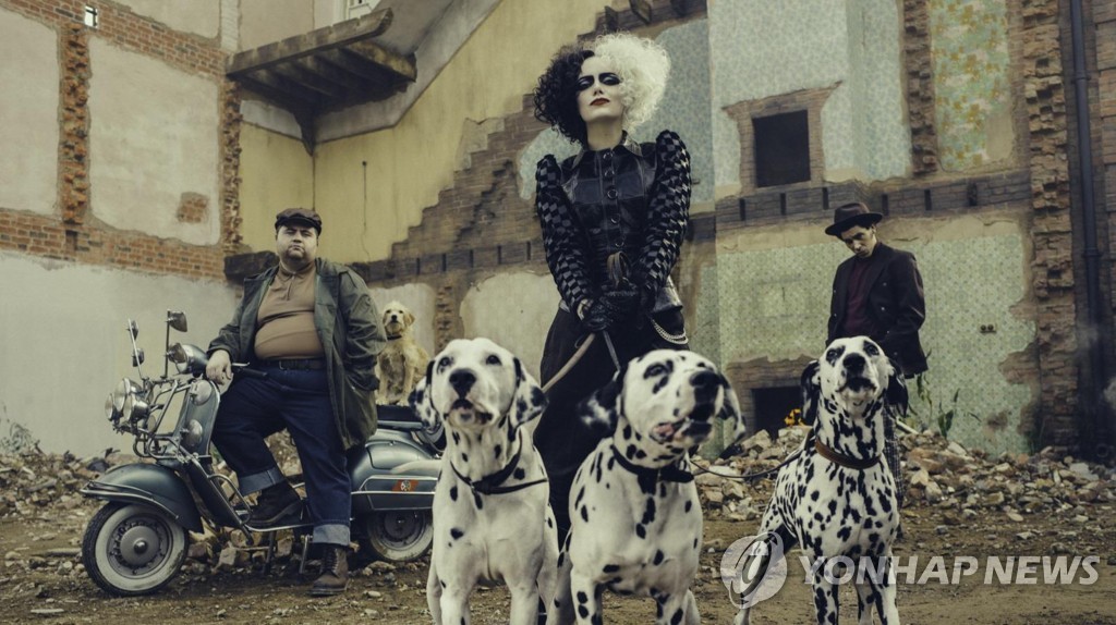 This photo, provided by the Walt Disney Co. Korea, shows a scene from its live action film "Cruella," released on May 26, 2021, in South Korea. (PHOTO NOT FOR SALE) (Yonhap) 
