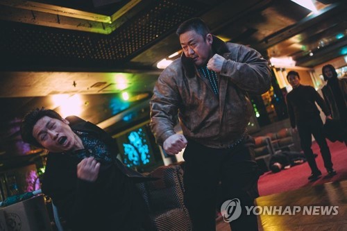 韓영화 첫 '트리플 천만' 앞둔 '범죄도시'…작품성에 독점 논란까지