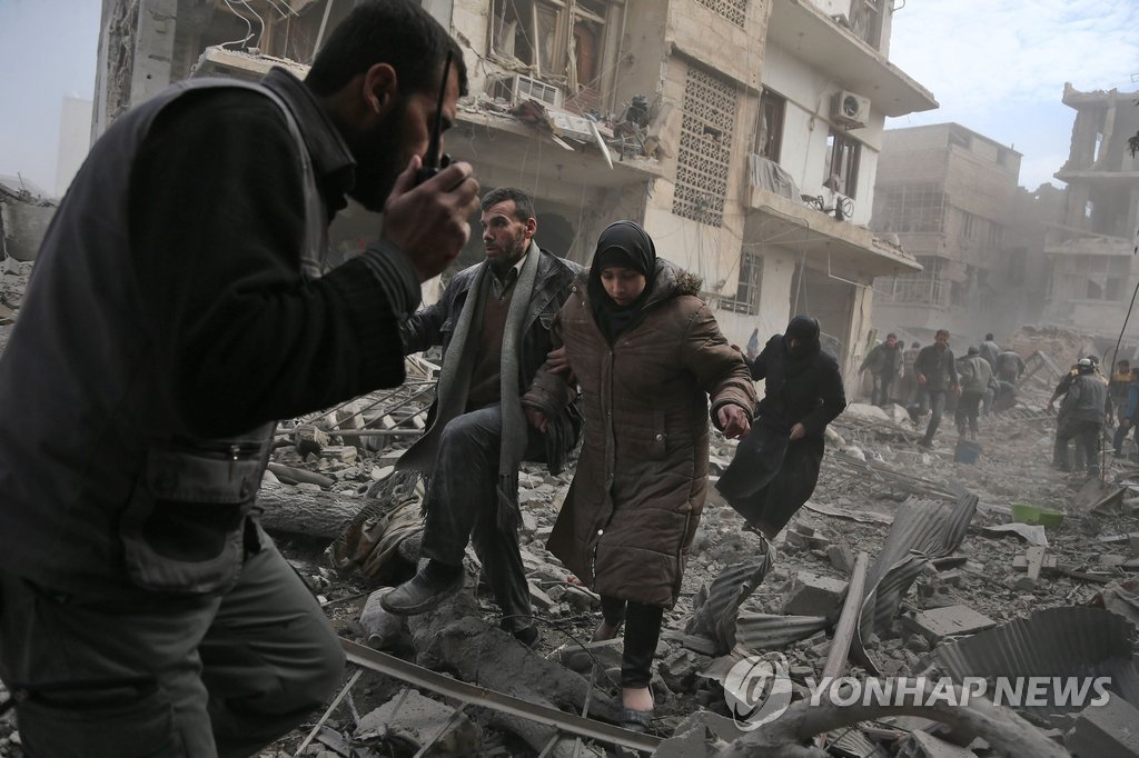 시리아 동구타 지역에서 시리아 정부군의 무차별 폭격에 신음하는 민간인들