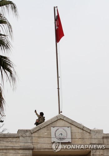 시리아 북서부 아프린 관공서에 게양된 터키 국기