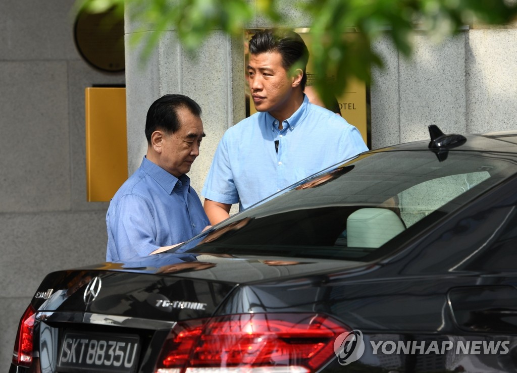 싱가프로 숙소 떠나는 북한 김창선