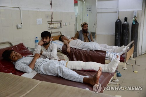 11일 아프가니스탄 동부 잘랄라바드에서 교육부 건물을 겨냥한 자폭테러로 다친 이들이 병원에서 치료받고 있다.[AFP=연합뉴스]