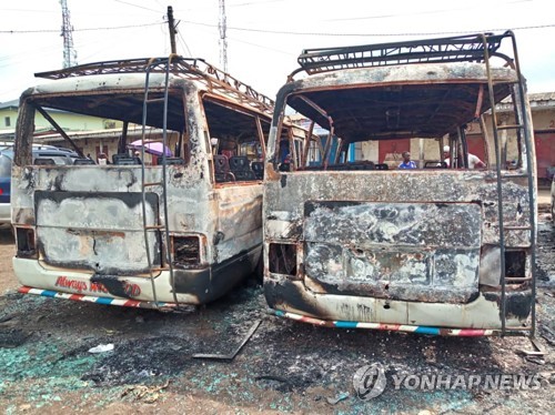 카메룬 유혈 사태로 불에 탄 버스 [AFP=연합뉴스]