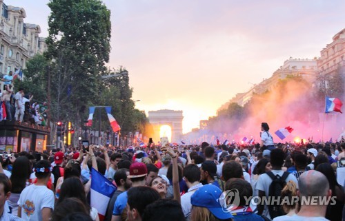 파리 샹젤리제 거리에서 프랑스의 월드컵 우승에 환호하는 시민들[AFP=연합뉴스]