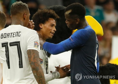 경기 마치고 악수하는 포그바(오른쪽)과 자네