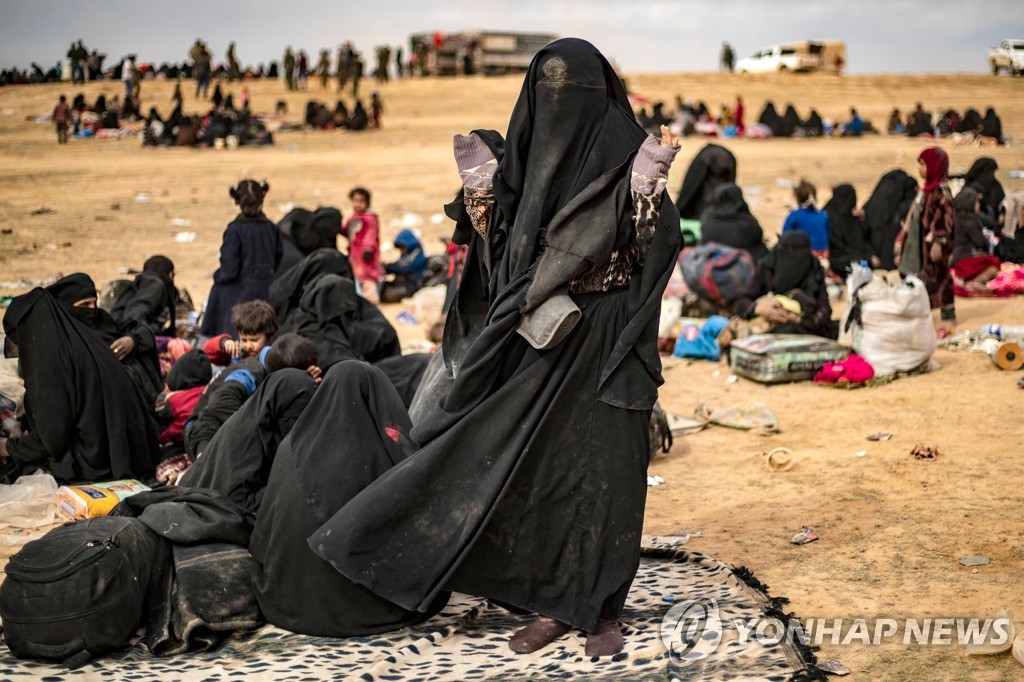 5일 시리아 동부 IS 진영을 빠져나온 여자와 아이들 [AFP=연합뉴스]