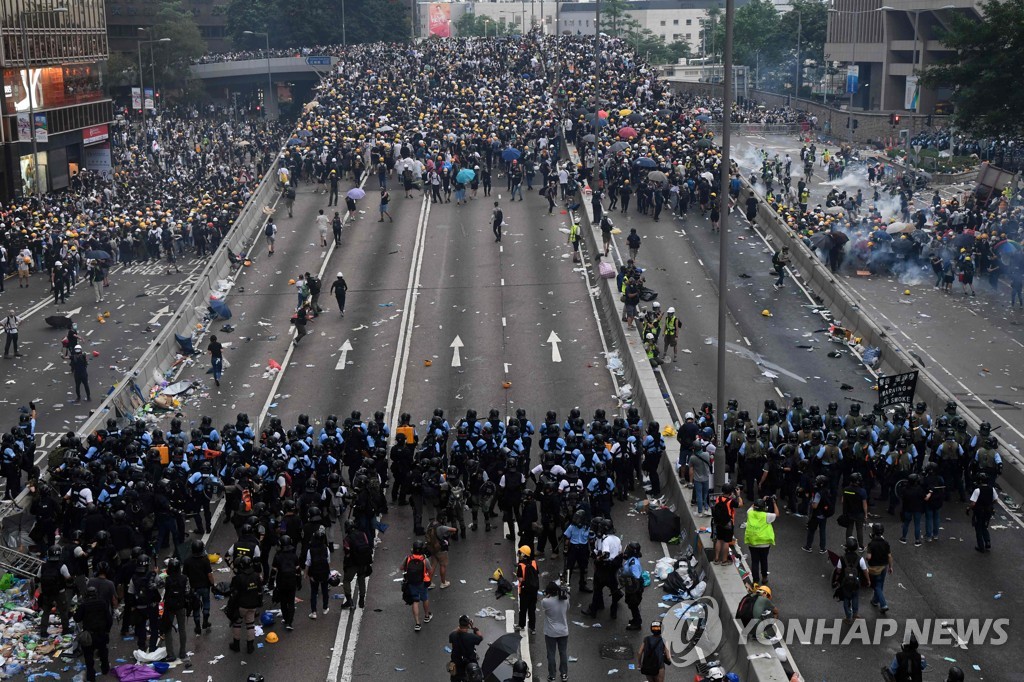 성난 민심에 홍콩 ′송환법′ 심의 연기…물대포·최루탄 등장