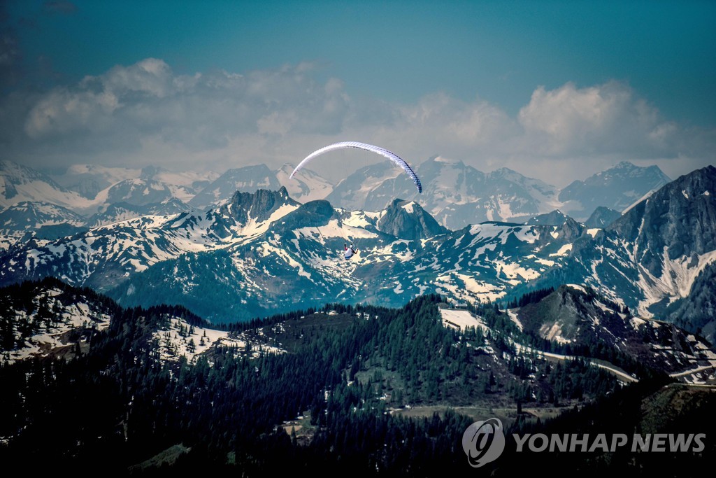 TOPSHOT-AUSTRIA-PARAGLIDING-ALPS