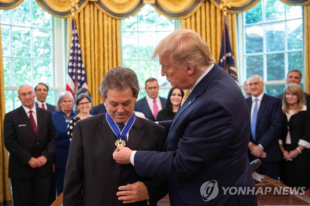 US-politics-TRUMP-MEDAL-LAFFER