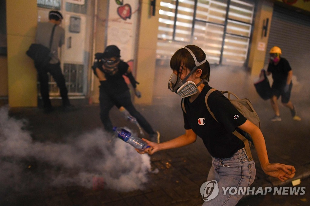 14일 밤 최루탄을 피해 달아나는 홍콩 '송환법' 반대 시위대