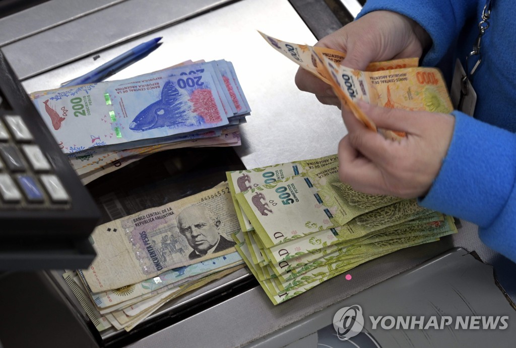 돈 세는 아르헨티나 슈퍼마켓 직원