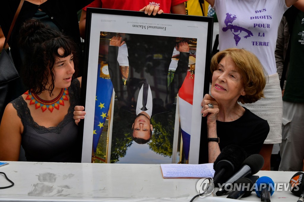 지난 25일 프랑스 G7 정상회담이 열리던 비아리츠 인근 바욘에서 에마뉘엘 마크롱 대통령의 초상사진을 거꾸로 들고 시위하는 사람들. [AFP=연합뉴스 자료사진]