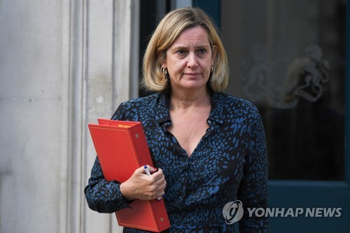 존슨 총리에 반기 들며 물러난 러드 장관