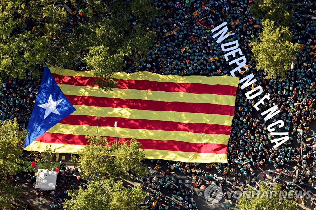 11일 바르셀로나에 운집한 카탈루냐 분리독립 요구 시민들. [AFP·ANC·fotoperiodismo.net=연합뉴스] 