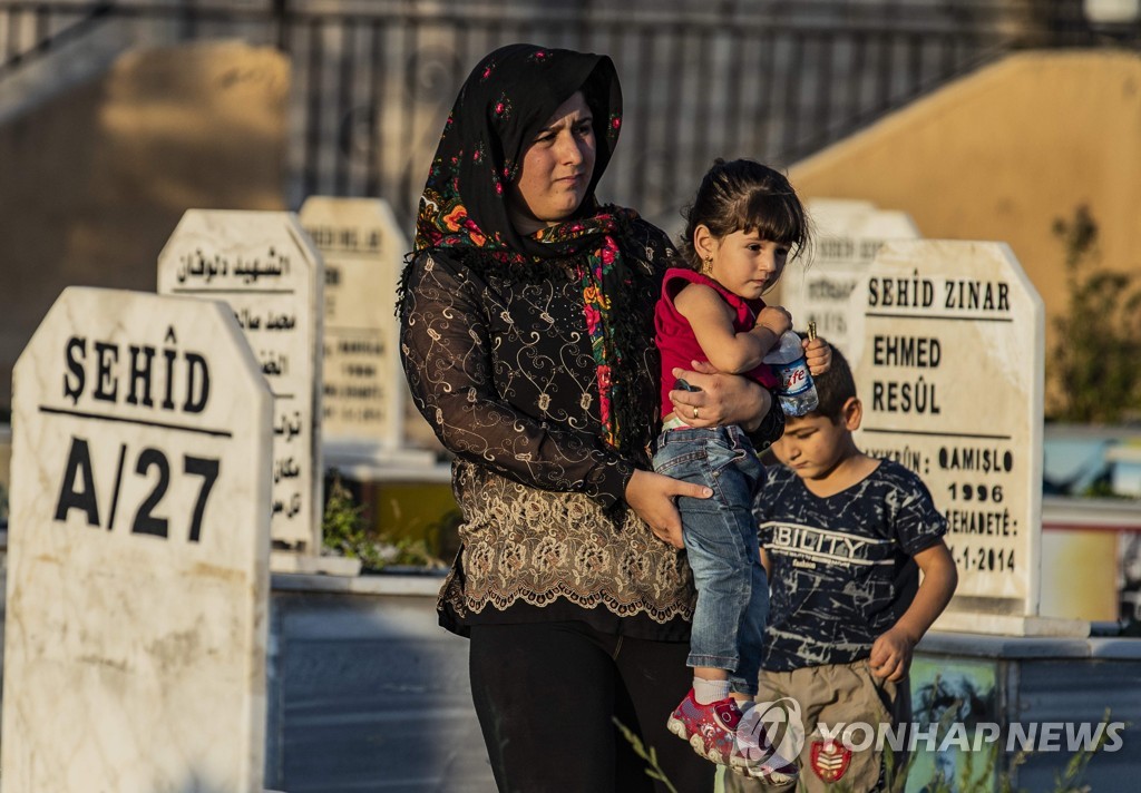  이달 14일 시리아 북부 라스알아인의 묘지를 찾은 쿠르드 주민