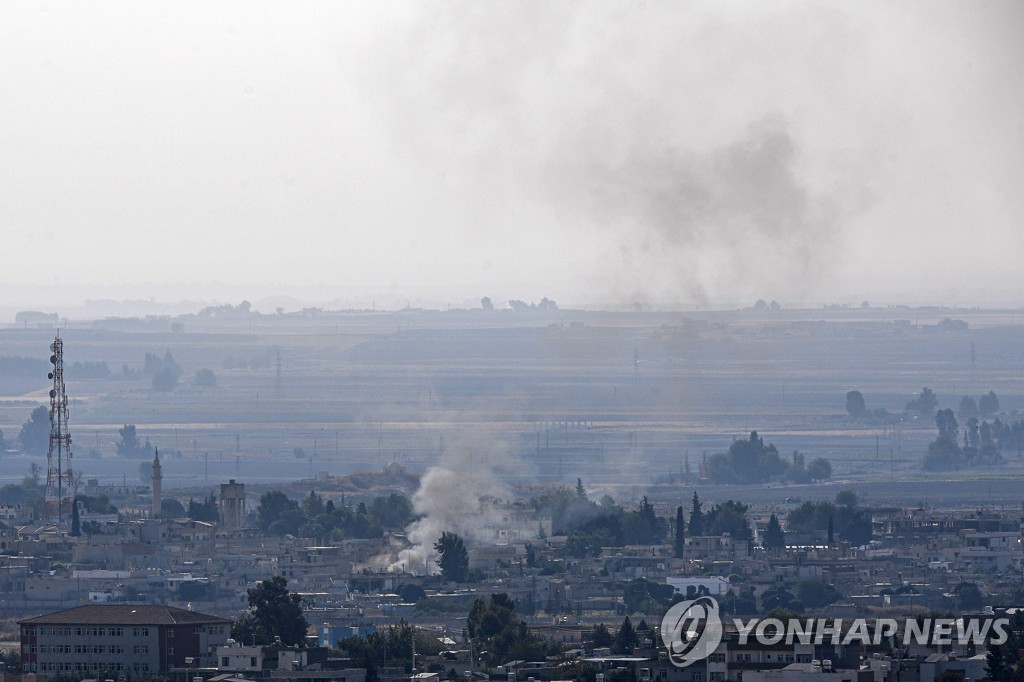 18일 시리아 터키 국경 근처 시리아 마을 라스 알 아인에서 피어오르는 연기 [AFP=연합뉴스]