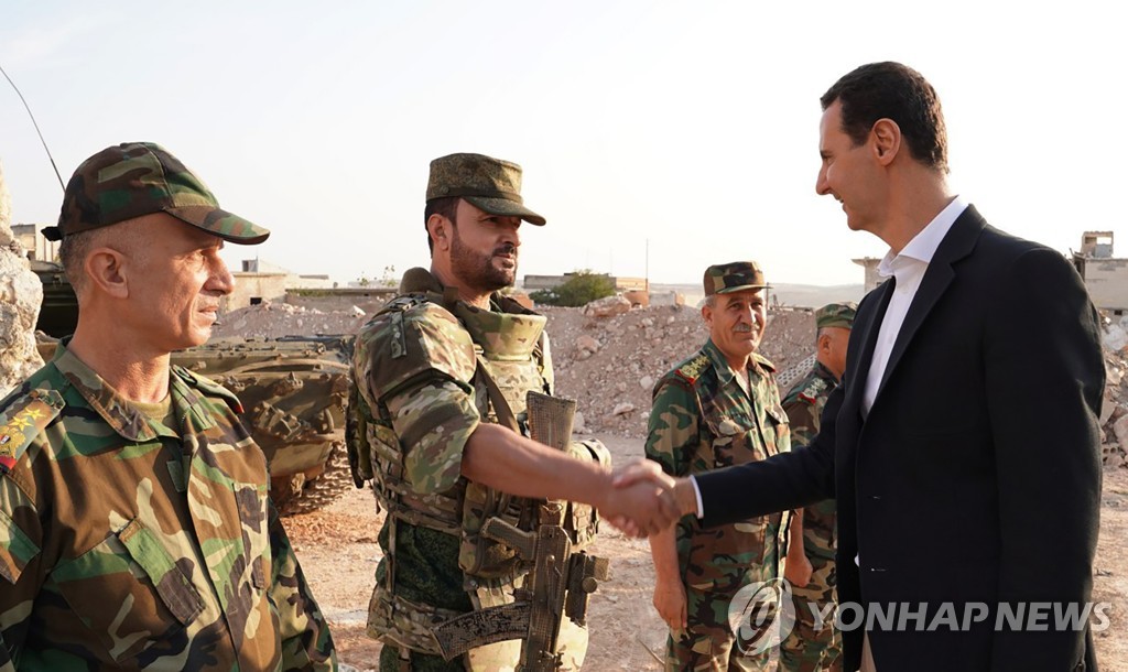  22일 시리아 북서부 이들립 남부 부대 방문한 아사드 시리아 대통령