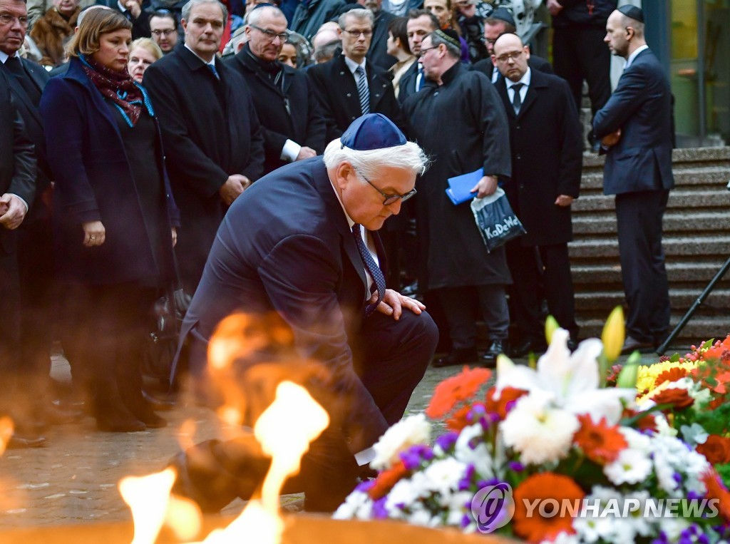 발터 슈타인마이어 독일 대통령이 나치에 의한 유대인 집단학살을 기리는 행사에서 헌화하고 있다.[AFP=연합뉴스 자료사진]