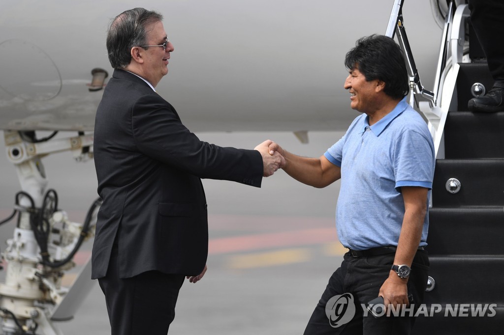 모랄레스(오른쪽) 맞는 에브라르드 장관