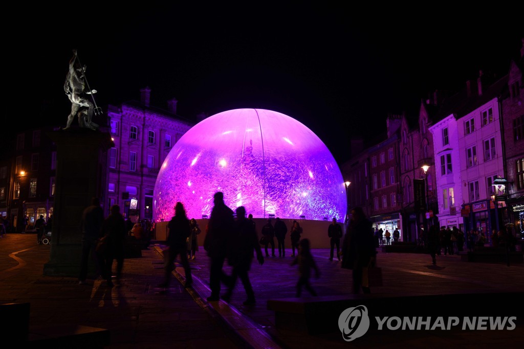 BRITAIN-ARTS-LIGHT