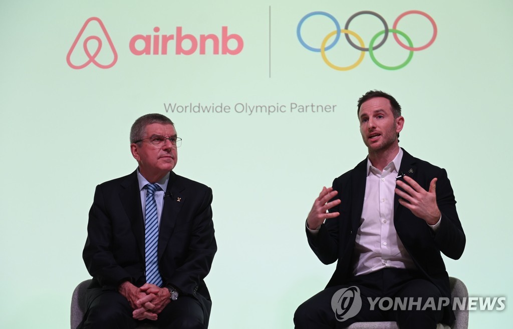 19일 런던의 한 행사에 함께 참석한 국제올림픽위원회(IOC)의 토마스 바흐 위원장(왼쪽)과 에어비앤비의 공동창업자 조 게비아(오른쪽) [AFP=연합뉴스]