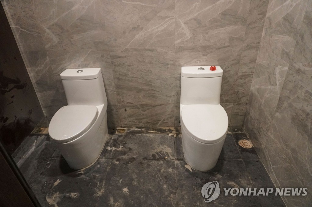 한칸에 대변기 두 개 나란히 설치