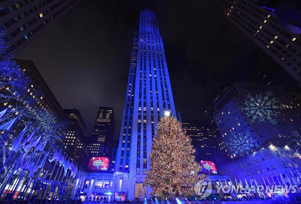 ′불 밝힌 전구들′…美 뉴욕 록펠러센터 크리스마스 트리 점등식