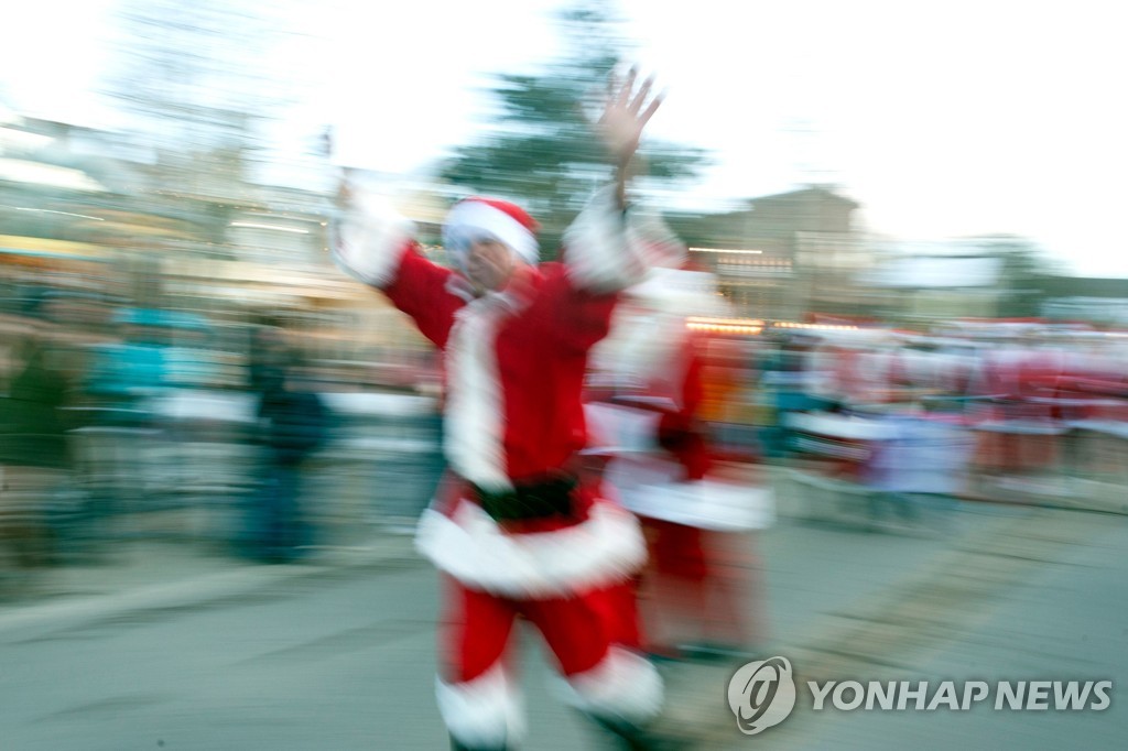 US-OFFBEAT-CHRISTMAS-SANTA CLAUS-RACE