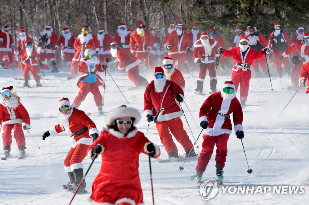 ′스키 타고 달리는 산타들′…美 어린이 교육 자선기금 행사