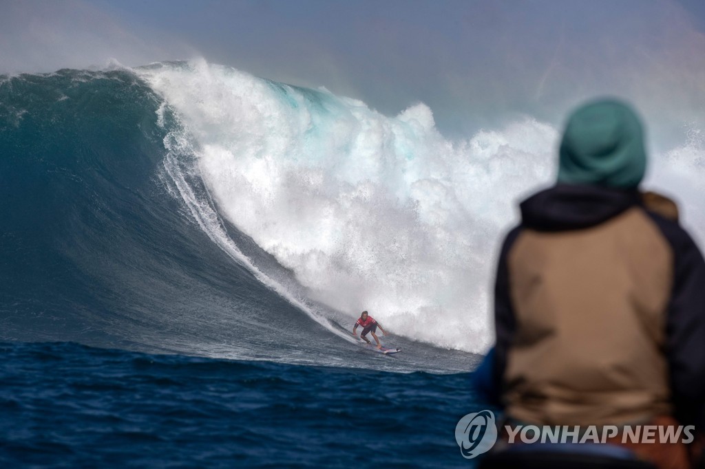 SURFING-JAWS-BIG-WAVE-COMPETITION