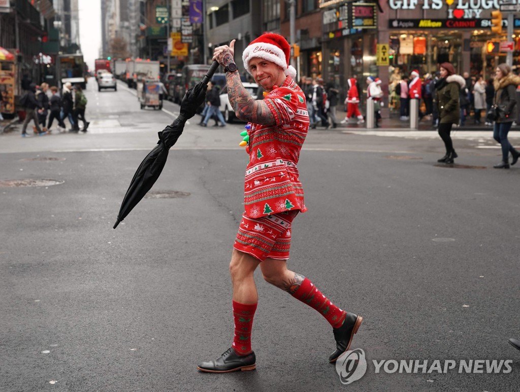 us-charity-lifestyle-holiday-santacon